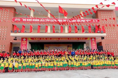 Bé tham quan trường tiểu học Ka Long
