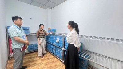 CÁN BỘ PHÒNG VĂN HÓA - XÃ HỘI PHƯỜNG MÓNG CÁI 2 KIỂM TRA ĐỘT XUẤT CÔNG TÁC AN TOÀN THỰC PHẨM