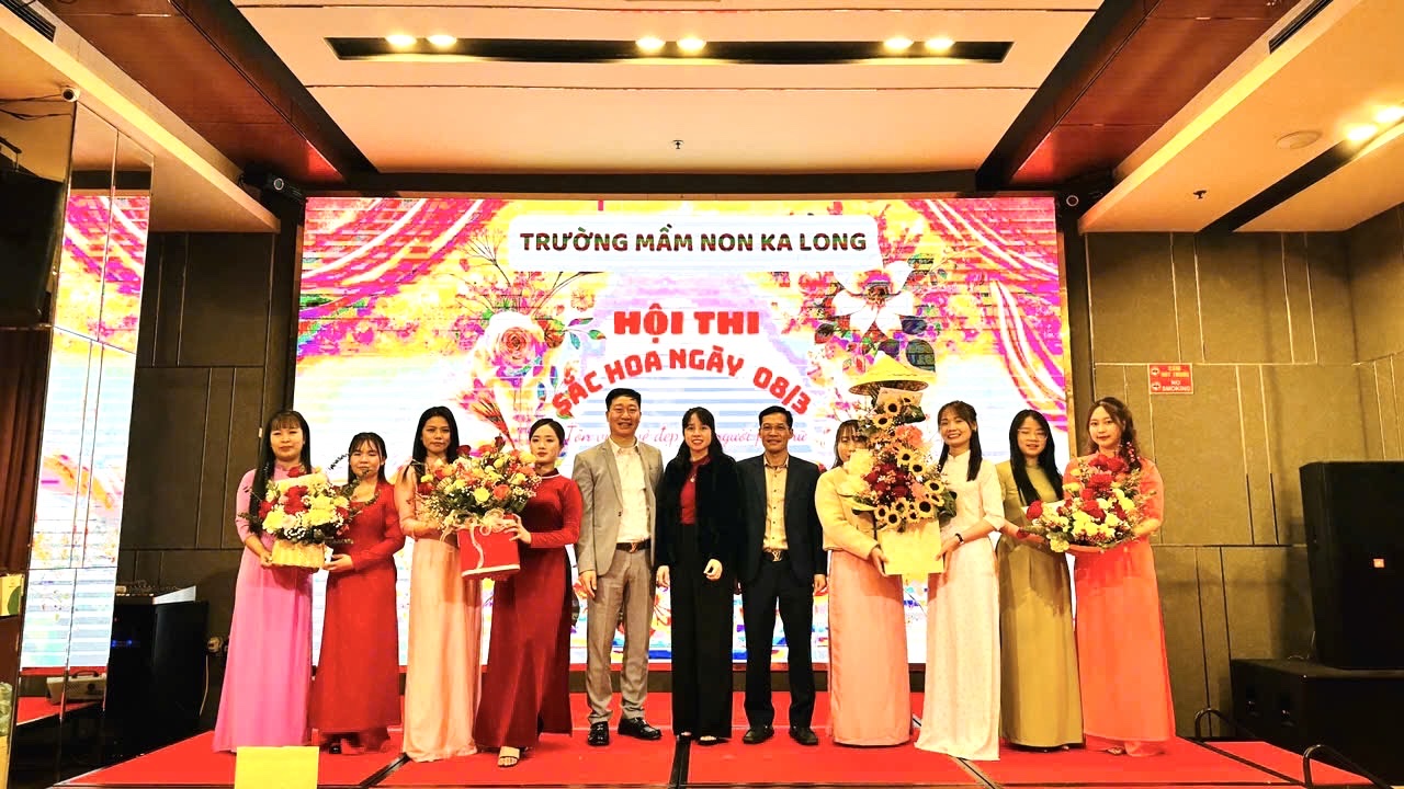 trao giải cắm hoa